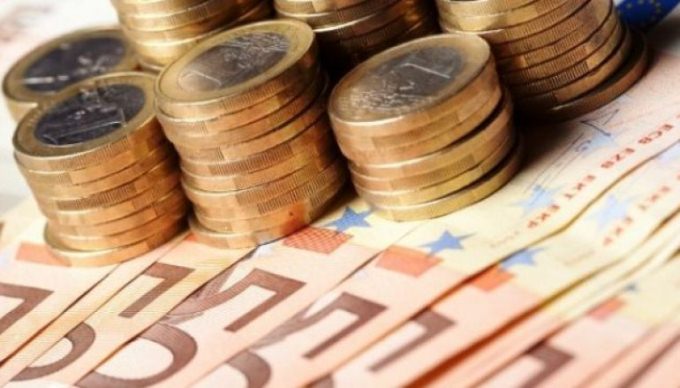 Euro prek nivelin me te ulet qe prej gushtit - Ekspertet: Shkak mungesa e qarkullimit te lekut